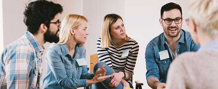 730x300 kleine Gruppe in Stuhlkreisgespr&auml;ch