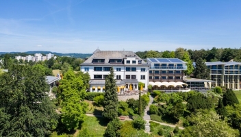 Parkhotel St. Leonard zeigt die Außenansicht und die grüne Parkanlage