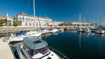 Das Foto zeigt das Hotelgebäude mit dem Hafen des Lindner Hotels in Boltenhagen