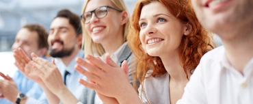 Gruppe lacht und klatscht