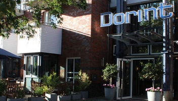 Der Eingangsbereich des Dorint Strandresort & Spa Wustrow ist zu sehen