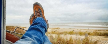 Füße im Hintergrund Dünen und Meer