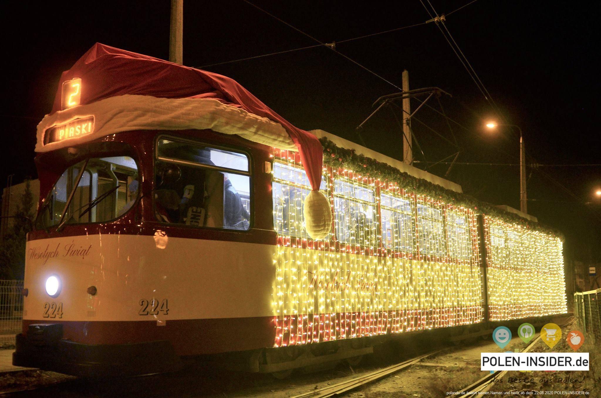 Festlich geschmückte Straßenbahn sorgt für Weihnachtsstimmung in Landsberg