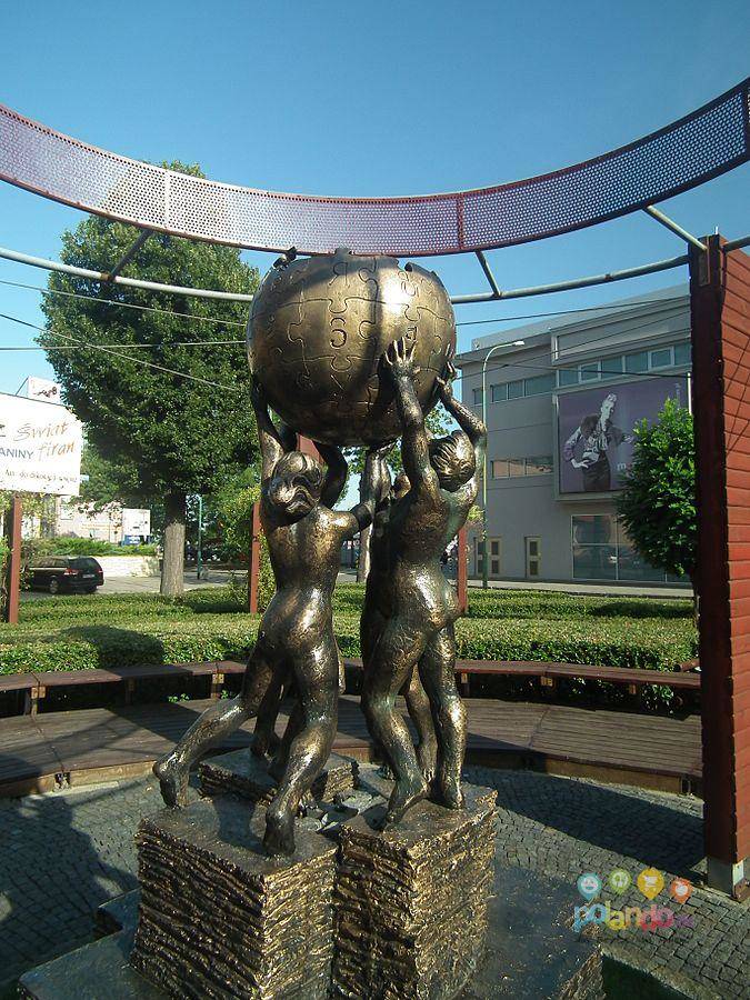 Zu Ehren einer Enzyklopädie: Die Wikipedia-Statue