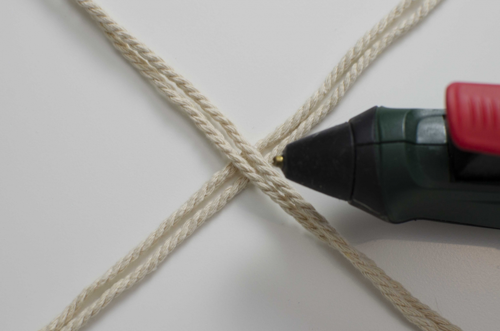 Dwa Kawałki Sznurka Mają łącznie 4m 38 Cm DIY: wiszący kwietnik ze sznurka - modny i stylowy - Ładny Dom - Wnętrza