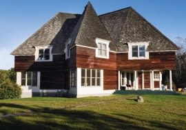 Dom stoi wśród łąk i gęstych lasów Hudson Valley. Marina, która najchętniej spędza czas w ogrodzie albo na zadaszonym ganku, w ulubionym błękitnym fotelu z lokalnego sklepu z antykami, pokochała tutejszą przyrodę i ciszę. - Pewnego razu jeleń dotarł prawie pod drzwi - opowiada. Innych gości artystka przyjmuje niechętnie. Ci, którzy ją odwiedzają, muszą respektować zasadę: zostań nie dłużej niż trzy dni.