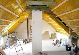 Do ocieplenia poddasza warto zastosować grubą warstwę wełny mineralnej. Dzięki temu wnętrza nie będą się nadmiernie nagrzewały latem i wychładzały zimą