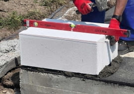 Współcześnie produkowane elementy murowe mają bardzo wysoką dokładność wymiarową, co sprzyja precyzyjnemu stawianiu ścian. By wykorzystać te cechy materiału, konieczne jest dokładne wypoziomowanie pierwszej warstwy muru. Podpowiadamy, jak można to zrobić stosując nieco inną technikę wykonania niż to jest zazwyczaj praktykowane.