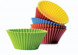 Silikon przebojem zdobywa nasze kuchnie. Naczynia i akcesoria z tego tworzywa, nie dość, że są lekkie, trwałe i wygodne w użyciu, to w dodatku cieszą wzrok wyrazistymi kolorami. <BR />Silikon to bezwonne tworzywo wytwarzane z naturalnego krzemu, który występuje w piasku, kwarcu i skałach. Naczynia i akcesoria mające bezpośredni kontakt z żywnością powinny być wykonane z silikonu platinum. Ma on wiele zalet: nie wchodzi w reakcje z jedzeniem, nie zmienia jego smaku ani nie przyjmuje zapachu. Nie tłucze się, jest więc jest bezpieczny, a elastyczna forma ułatwia przechowywanie. Dzięki odporności na skrajne temperatury (od -60°C do +230°C) sprawdza się w piekarniku, zamrażarce i kuchence mikrofalowej. Doskonale przewodzi ciepło, co zapewnia równomierne pieczenie i pozwala oszczędzać energię. Nie przywierają do niego potrawy, łatwo się myje, także w zmywarce. Jest wyjątkowo trwały - forma wykorzystana nawet 3000 razy nie nosi śladów zużycia. <BR />AKCESORIA. Bake N'Joy, foremki na muffiny, cena 43,90 zł/6 szt., sprzedaż: www.fide.pl