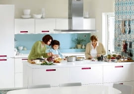 Kuchnia METOD z białymi drzwiami i frontami MÄRSTA oraz szufladami MAXIMERA, IKEA.pl