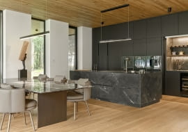 Drewno, kamień i szkło - dom wśród zieleni