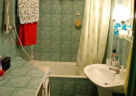 PRZED ZMIANĄ. Wystrój tej około trzymetrowej łazienki pamiętał czasy PRL-u. Kafelki w ponurym kolorze (tylko takie udało się wtedy kupić), zniszczone szafki z drzwiczkami, które się nie domykały. Do tego ciasno i niewygodnie. Krótko mówiąc, łazienka aż się prosiła o generalny remont.