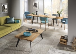 Rozkładany stół Soho łączy nowoczesny design ze znajomymi wzorami okresu PRL – rozstawionymi, zwężającymi się nóżkami.