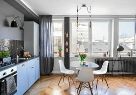 NEUTRALNE SZAFKI (z IKEA, uchwyty zamieniono na gałki z H&M Home) nabrały charakteru po wykończeniu ściany czarną mozaiką (Leroy Merlin). Wyżej - miedziany zegar DIY marki Ilva (cyfry i wskazówki przykleja się do ściany). Kuchnię oświetla kinkiet z ruchomym ramieniem (dobrelampy.pl).