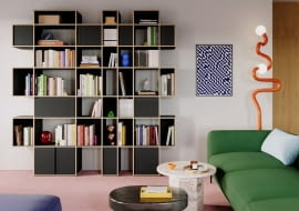 Czarny regał z drzwiami i szufladami