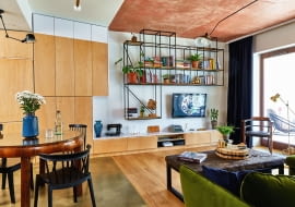 Betonowy sufit w salonie