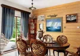 DEKORACJE OKIEN. Jeśli podszewka ma zostać wyeksponowana, jej wybór to bardzo istotna sprawa. Pasy są zawsze eleganckie, wprowadzają ład i spokój. Monotonię szarawego błękitu przełamuje paseczek w kolorze bordo.