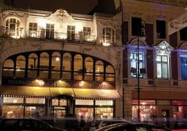 Esplanada to jedna z najpiękniejszych kamienic w Łodzi. W gmachu, który został wybudowany na początku XX wieku na przemian królowały handel i gastronomia. Ślad po handlowej historii miejsca zachował się na elewacji kamienicy, wieńczy ją godło kupców, czyli kaduceusz - atrybut Hermesa, boga handlu.