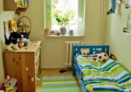 <B>Trzyletniego Jeremiego pasjonuje kosmos i wszelkie maszyny latające. Aranżując jego pokój, stylistki pamiętały o tej pasji. Nadając wnętrzu kosmiczny klimat, nie zaniedbały jednak spraw przyziemnych, jak oświetlenie czy przechowywanie.</B> <BR />PRZED ZMIANĄ: Wystrój pokoju był mało oryginalny. Brakowało też miejsc, w których chłopiec mógłby trzymać swoje rzeczy.