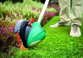 Podkaszarka nadaje się też do wyrównywania brzegów trawnika