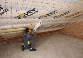 Szczelne osłanianie wełny mineralnej folią paroizolacyjną