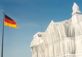 Opakowany Reichstag w 1995 roku. Projekt Christo i Jeanne-Claude.