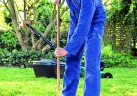 Szeroką szczotką najsprawniej zmieciemy śmieci i wyrwane chwasty.