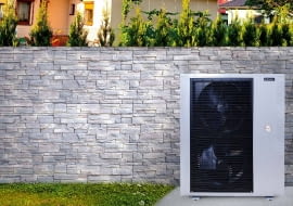 W pompie powietrznej typu split jednostkę zewnętrzną montuje się w ogrodzie lub przy ścianie zewnętrznej domu