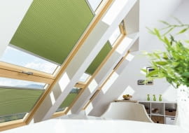 Zaletą plis jest możliwość podciągania ich od góry i od dołu, ale możemy też przesunąć osłonę na środek okna i tak pozostawić