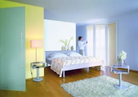 Sypialnie. Można je malować różnymi farbami, ale najlepiej wybrać takie, które są bezzapachowe, bezpieczne dla ludzi i środowiska przyrodniczego. Nie muszą być za to niezwykle odporne.
