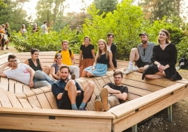 Grupa projektująca mebel dla Ogrodu Dendrologicznego Uniwersytetu Przyrodniczego