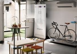 Polskie wystawy - SMAK PRZEDMIOTU. Na zatłoczonej Via Tortona wzrok przyciągała sielska wystawa 'produktów zaprojektowanych na Pomorzu'. Organizatorzy (Centrum Designu Gdynia) chcieli udowodnić, że Pomorze to inkubator, w którym rozwijają się śmiałe przedsięwzięcia. Pomysły tamtejszych designerów pokazano w niekonwencjonalny sposób - przez skojarzenia z produktami spożywczymi. Krzesło Diago (proj. Tabanda) zestawiono z bezą, która pod dotykiem przypomina gładką powierzchnię mebla. Fotel Wełna & Powietrze z nadmuchanych poduch (proj. Malafor) dobrano w parę z biszkoptem, równie miękkim i pulchnym. Zabawka edukacyjna Studia 1:1 pasowała do jabłka, wspomagającego rozwój dziecka. Wystawy będzie można też 'posmakować' na Gdynia Design Days (4-13 lipca).