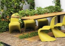 TARAS , MINIWARZYWNIK , STOL Z PRZERWA NA SKRZYNKE W KTOREJ POSADZONO SADZONKI TRUSKAWEK FOT. MALGORZATA DYRSKA PUBLIKACJA MAGNOLIA NR 6 (2) - 6 2012 SLOWA KLUCZOWE: OGROD OWOC MEBEL OGRODNICTWO ZDJĘCIE DO WKŁADKI: PUBLIKACJA MAGNOLIA NR 6 (2) - CZASOPISMA