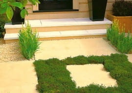 Mocny geometryczny akcent - kontrastowe zestawienie jasnych płyt kamiennych i zielonolistnej macierzanki. Wyobraźmy sobie efekt, gdy roślina zakwitnie.