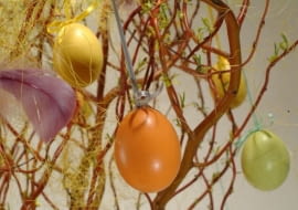 09.04.2004 WARSZAWA KOMPOZYCJE WIELKANOCNE KWIATY DEKORACJE ZONKILE FOT. WOJCIECH SURDZIEL / AGENCJA GAZETA