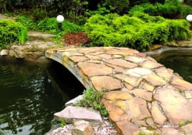 Płyty piaskowca po deszczu bywają śliskie i wtedy trzeba uważać