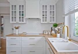 Funkcjonalna łazienka w stylu boho z mozaiką Flabellum Biały Połysk