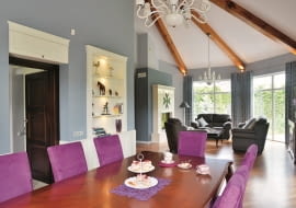 Trudno uwierzyć, że jeszcze niedawno w tym domu mieściło się gwarne biuro, a wszystkie pokoje były podzielone przepierzeniami. Jednak nowi gospodarze, Jolanta i Karol, oczami wyobraźni zobaczyli, jak to wnętrze może wyglądać w przyszłości, i poczuli, że znaleźli swoje miejsce na ziemi. <BR /> DOM. Pięknie rzeźbiony stół udało się kupić dość tanio (za 1500 zł), bo miał drobne uszkodzenie. Mebel ten ma spore rozmiary: 240 x 120 cm; pani Jola stwierdziła, że po prostu został zrobiony do tego przestronnego salonu. Wokół stanęły nowoczesne tapicerowane krzesła. Wnęki w ścianach zabudowano regałami. Meble te - podobnie jak obraz autorstwa Anny Szyszki - są podświetlane halogenami.