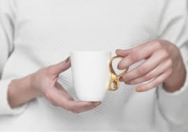 Filiżanka Mobius z cienkiej porcelany z fantazyjnie zawiniętym uchem, proj. Natalia Gruszecka, 65 zł, Endesign/polishdesignnow.com