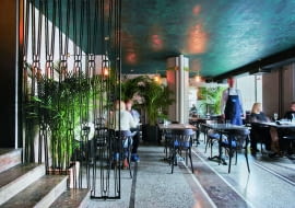 Kolory dżungli. Sufit pod antresolą budził najwięcej kontrowersji, ale pasuje idealnie. Krata i balustrada zaprojektowane specjalnie do tego wnętrza.