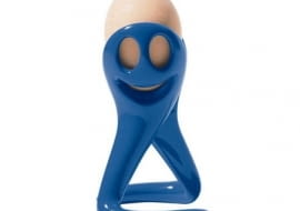 Jeśli się komuś wydaje, że wystarczy wrzucić jajko do wody i gotować 3-5 minut lub po prostu rozbić na patelni, posolić i mieszać - jest w wielkim błędzie. Do jajka należy podejść z szacunkiem i pełnym oprzyrządowaniem - rózgą, nakłuwaczem, rozdzielaczem żółtka od białka. A wtedy, potraktowane z sercem, może zdradzi nam, co było pierwsze - jajko czy kura. <BR /> JAJKO. Kieliszek do jajek jest jednocześnie szczypcami, za pomocą których można umieścić jajko w garnku i bez problemu wyciągnąć je z gorącej wody, 79 zł, Alessi