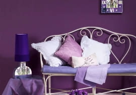 <B>Wzory tak sugestywne, że wręcz czuje się aromat lawendy. Chociaż od lat widnieją na naczyniach, tkaninach i wielu domowych drobiazgach, nadal zachwycają swoją nieskomplikowaną urodą.</B> <BR />Meble: ławka, 690 zł wobeline.pl Na ławce: poduszka (z suszem lawendy), 39,90 zł, Galeria Adekwatna; obrus, 100 x 100 cm (z mereżką), 88 zł, Lniany Zaułek; obrus, 210 x 150 cm (jako pokrowiec), 270 zł, obrus, 100 x 100 cm, 70 zł, powłoczki na poduszki (białe), 70 zł/szt., Art Manus; poduszka (w kolorze lawendy), 39 zł, home&you; OBOK ŁAWKI: lampa, 270 zł, Galeria Adekwatna; obrus, 70 zł, Art Manus NA ŚCIANIE: zegar, 100 zł, Galeria Adekwatna; farba, 32,50 zł/l Flügger NA podłodze: Wykładzina dywanowa, 37,95 zł/m kw. Komfort; taca, 85 zł, doniczki, 21 i 26 zł, decofabryka.pl