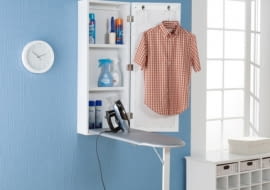 Przechowywanie deski do prasowania w małym mieszkaniu bywa kłopotliwe. Taka szafka ścienna, w której jednocześnie zmieści się żelazko i środki czystości, to rozwiązanie idealne.
