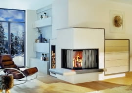 Kominek ze specjalną osłoną termiczną wykonaną z metalu, którą w razie potrzeby rozsuwa się przed szybą, co zapobiega przegrzewaniu salonu