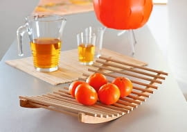 Dekoracyjna i zarazem praktyczna patera może powstać ze sklejki, deski, tafli szkła, a nawet z drutu. Niepowtarzalną paterę można zrobić z niczego, lub raczej - ze wszystkiego. Do wykonania patery-kołysanki na przykład, potrzebne są drewniane części dwóch wieszaków. Łączymy je drewnianymi prętami, wciskając ich końce w wywiercone wcześniej otwory, a od góry wklejamy w nacięte (co 2,5 cm) rowki trochę dłuższe pręty. Całość lakierujemy.