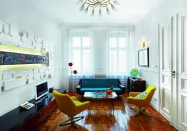 W salonie architekci Monomoka zaprojektowali graficzną ramę dla ceramicznej mozaiki, z wycinanych i malowanych ręcznie płyt MDF.