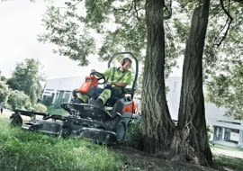 Rider P525D kosi trawę nawet bardzo blisko drzewa - jak podkaszarka