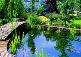 POMOST MOST MOSTEK JEZIORKO WODA STAW ZBIORNIK WODNY OCZKO WODNE BRZEG JEZIORKA CEGLA KLINKIEROWA FOT. LILIANNA SOKOLOWSKA SLAJD MALY PUBLIKACJA OGRODY NR 3 (59) - 3.2004