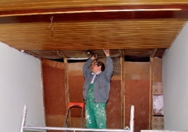 Ocieplenie dachu - by można było ułożyć izolację termiczną, konieczne było zdjęcie drewnianych desek obudowy