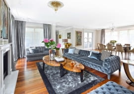 Salon połączony z jadalnią tworzy imponującą strefę dzienną. Od kuchni oddzielają go drzwi z dekoracyjnym motywem koła. Oświetlenie La Murrina i Baccarat. Podłoga (w całym apartamencie) z naturalnego orzecha amerykańskiego (Kahrs).